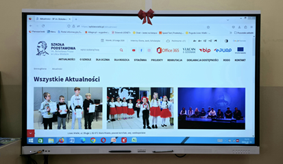 Każda klasa wyposażona jest w tablicę lub monitor interaktywny.