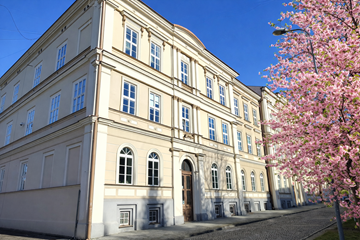 Budynek szkoły - wiosna