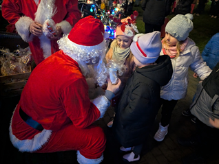 Wieczorne spotkanie z Mikołajem, który przyjechał na motorze