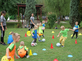 zajęcia sportowe prowadzą trenerzy Klubu Sportowego "Wolania"