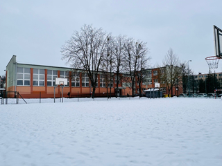 Boisko do koszykówki.