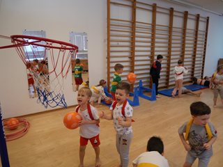 zajęcia sportowe w sali gimnastycznej przedszkola