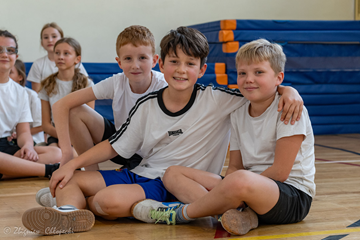 Uczniowie na lekcji wychowania fizycznego