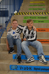 Uczniowie na korytarzu