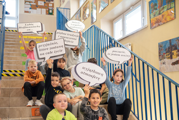 Uczniowie na schodach