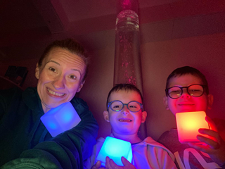 zajęcia w sali zmysłów z pedagogiem specjalnym