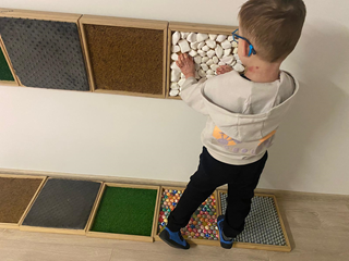 ciepłe-zimne-szorstkie zajęcia rozwijajace zmysły