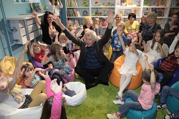 spotkanie autorskie w przedszkolnej czytelni z Panem Aleksandrem Szwedem