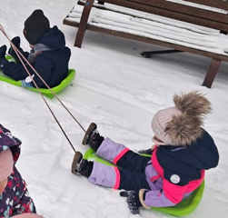 zimowe zabawy na śniegu