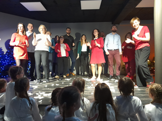 rodzice w przedszkolu-występ rodziców na koncercie kolęd