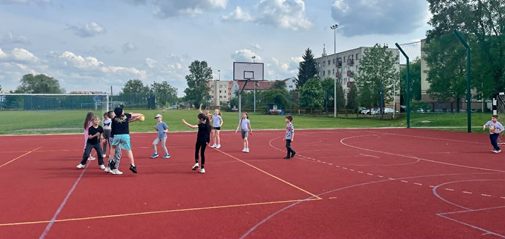 Zajęcia na boisku szkolnym.