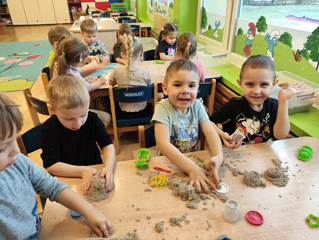 Zajęcia sensoryczne z piaskiem kinetycznym