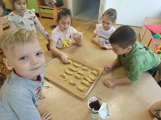 Dzieci lepią faworki.