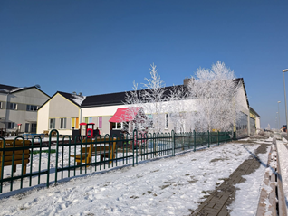 Widok na budynek i plac zabaw przedszkola w Zdziechowie.