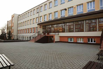 Budynek szkoły - wejście