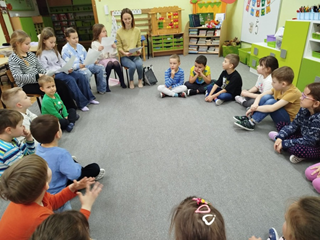 Osiemnastka czyta dzieciom