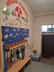 Szatnia przedszkola w Oborze.