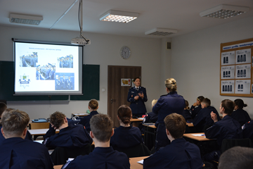 Zajęcia z policją w klasie mundurowej
