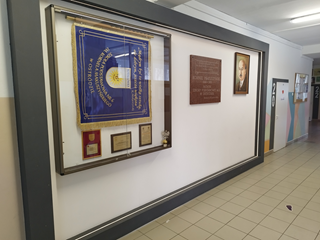 Hol główny - Sztandar szkoły i tablica pamiątkowa