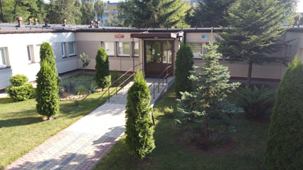 Wejście do przedszkola z podjazdem dla osób niepełnosprawnych