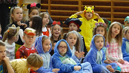 Nie tylko nauką szkoła żyje, ważny jest dobry klimat i możliwość czasu na zabawę (Dzień postaci z bajek)