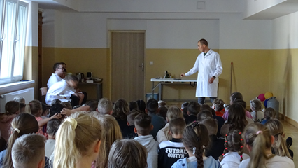 Praca w klasach starszych umożliwia współpracę z młodszymi koleżankami i kolegami podczas lekcji wspólnych