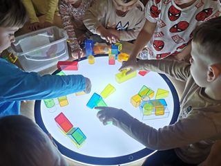 kreatywne zabawy z wykorzystaniem klocków transparentnych 