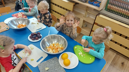 samodzielnie kroimy owoce na sałatkę