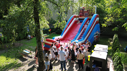 zabawy w ogrodzie przedszkolnym