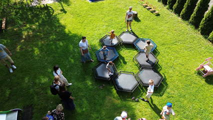 zabawy w ogrodzie przedszkolnym