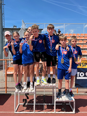 Uczniowie na zawodach sportowych