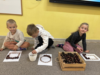 Jesienne zabawy przedszkolaków