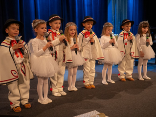 konkurs kolęd - dzieci prezentujące w stroje szyte w przedszkolu 