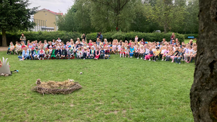 przedstawienie w ogrodzie przedszkola