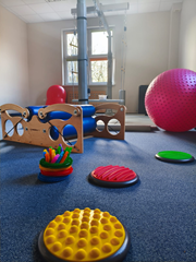 Szkoła zapewnia szeroką i profesjonalną pomoc psychologiczno-pedagogiczną, dostosowaną do indywidualnych potrzeb każdego ucznia.