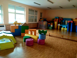 Świetlica szkolna to miejsce bezpieczne, dobrze wyposażone i pełne inspirujących aktywności. Uczniowie mają do dyspozycji przestronną salę rekreacyjną oraz różnorodne materiały sprzyjające twórczej i aktywnej zabawie. 