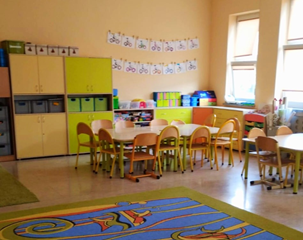 Sale lekcyjne są nowoczesne, bezpieczne i doskonale wyposażone. Pomieszczenia są jasne, przestronne i wyposażone w interaktywne tablice, nowoczesne pomoce dydaktyczne oraz ergonomiczne meble. 