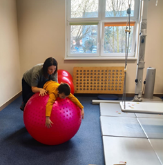 W ramach zajęć terapeutycznych dostępne są m.in. terapia integracji sensorycznej, metoda Tomatisa, trening biofeedback oraz inne formy wsparcia wspierające harmonijny rozwój dziecka. 