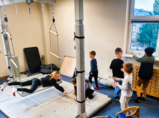 Szkoła oferuje różnorodne formy wsparcia grupowego, które pomagają uczniom budować pewność siebie, rozwijać umiejętności społeczne i lepiej radzić sobie w codziennych sytuacjach.