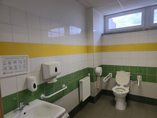 przy każdej sali jest toaleta