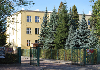 Szkoła - wejście od strony ulicy Radomskiej