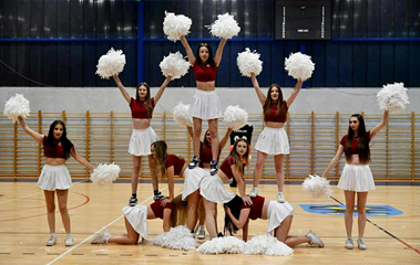 Występ szkolnych cheerleaderek