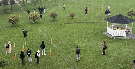 Ćwiczenia geodezyjne na terenie szkoły