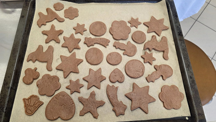 Wypiekanie świątecznych ciasteczek 