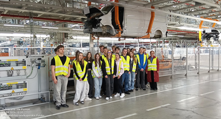 Wycieczka zawodowa do Volkswagen Poznań - Fabryka Samochodów Dostawczych i Komponentówi uczniów w zawodach technik logistyk, technik pojazdów samochodowych oraz magazynier-logistyk