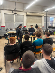 Spotkanie uczniów z klas II i III Technik Pojazdów Samochodowych z Mobilnym Mechanikiem Panem Piotrem Jamroś