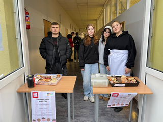 Kiermasz ciast w ramach akcji charytatywnej "Szlachetna paczka"