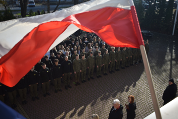 Udział klas mundurowych III LO w ogólnokrajowej akcji “Do hymnu “
