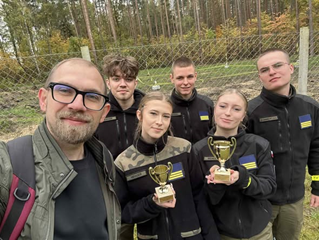 Uczniowie z III LO uczestniczący w manewrach obronnych odbywających się na strzelnicy w Górznej