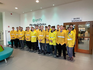 Klasa techników elektryków i elektroników na wycieczce do firmy Signify w Pile